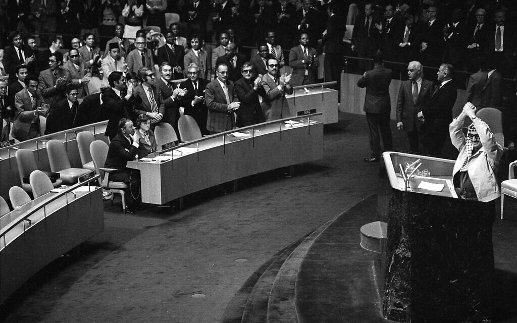 יאסר ערפאת זוכה לתשואות במהלך נאום בעצרת הכללית של האו&quot;ם בניו יורק, 14 בנובמבר 1974 (צילום: AP)
