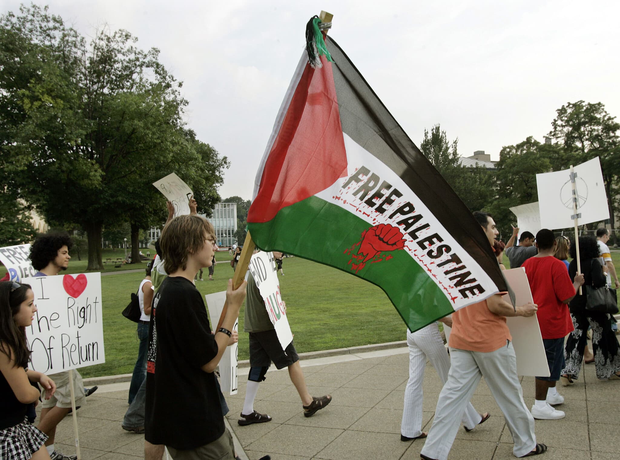 צעדת מחאה נגד ישראל בקמפוס אוניברסיטת קרנגי מלון, פיטסבורג, ארה&quot;ב, 26 ביולי 2006 (צילום: AP Photo/Keith Srakocic)