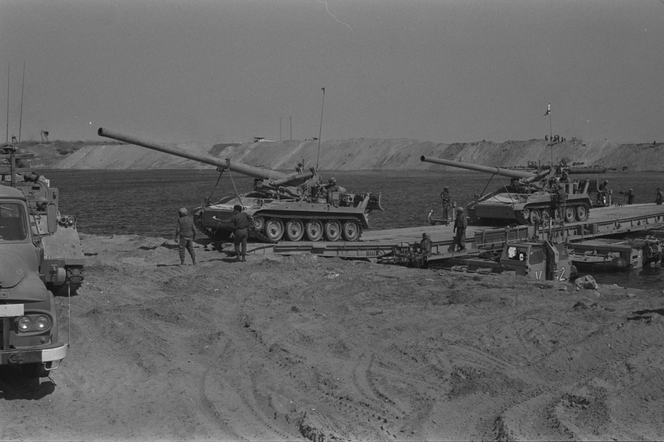 טנקים חוצים גשר נייד מעל תעלת סואץ, 21 באוקטובר 1973 (צילום: רון אילן, לע&quot;מ)