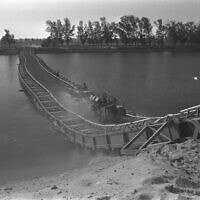 שריון צה"ל עובר על גשר צף מעל תעלת סואץ, 25 באוקטובר 1973