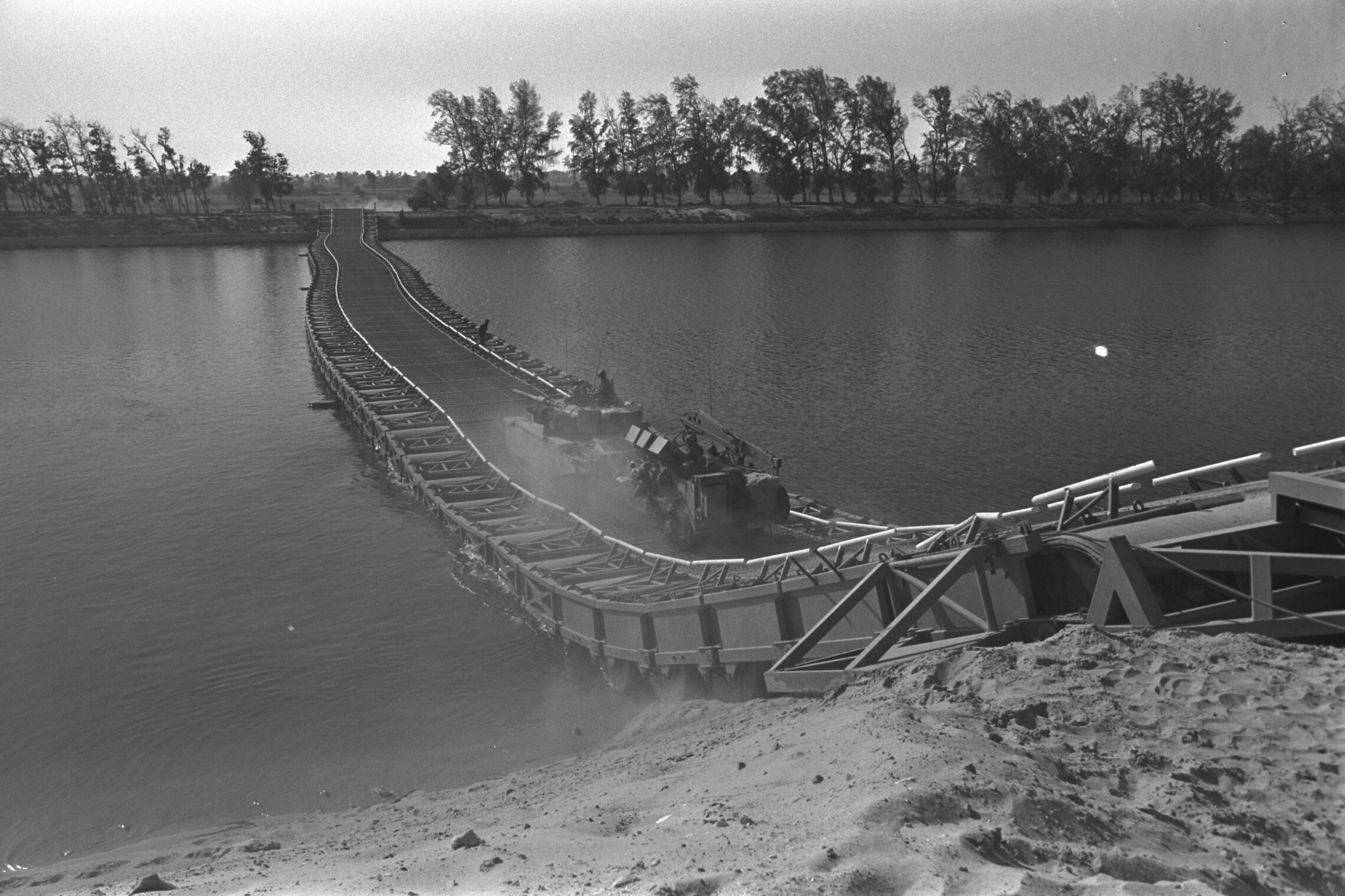 שריון צה"ל עובר על גשר צף מעל תעלת סואץ, 25 באוקטובר 1973 (צילום: רון אילן, לע"מ)