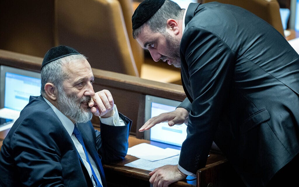 משה ארבל ואריה דרעי במליאת הכנסת, 13 בדצמבר 2022 (צילום: יונתן זינדל/פלאש90)