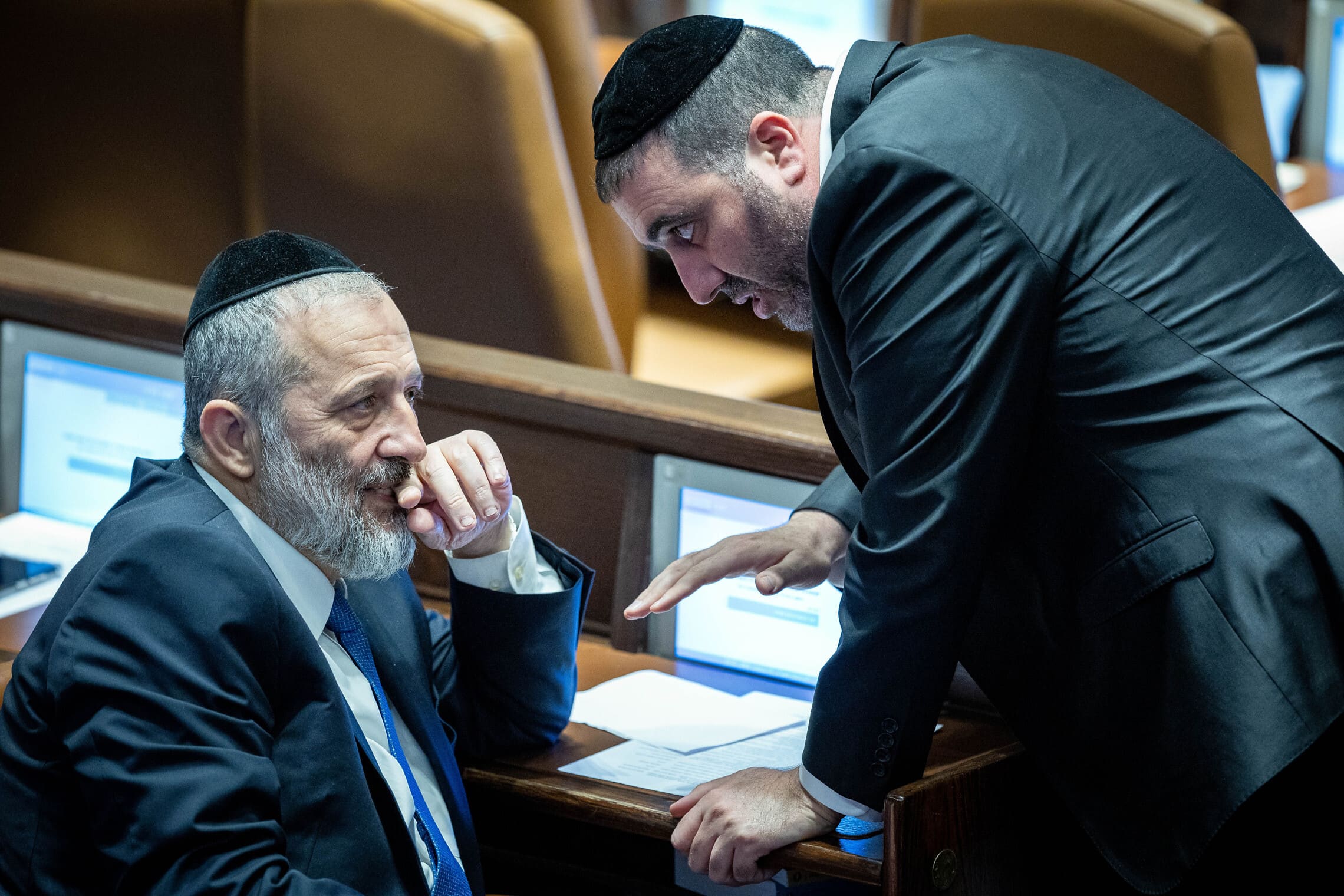 משה ארבל ואריה דרעי במליאת הכנסת, 13 בדצמבר 2022 (צילום: יונתן זינדל/פלאש90)