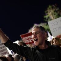 יאיר גולן מפגין נגד ממשלת בנימין נתניהו בתל אביב, 17 בדצמבר 2022