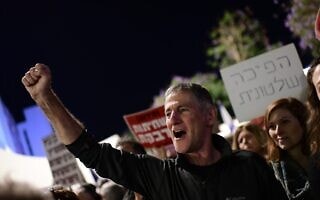 יאיר גולן מפגין נגד ממשלת בנימין נתניהו בתל אביב, 17 בדצמבר 2022 (צילום: תומר נויברג/פלאש90) יאיר גולן מפגין נגד ממשלת בנימין נתניהו בתל אביב, 17 בדצמבר 2022 (צילום: תומר נויברג/פלאש90)