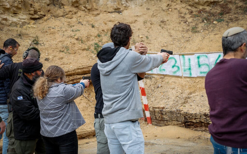 ישראלים מתאמנים בירי, 2023 (צילום: Gershon Elinson/Flash90)