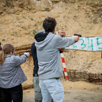 ישראלים מתאמנים בירי, 2023 (צילום: Gershon Elinson/Flash90)