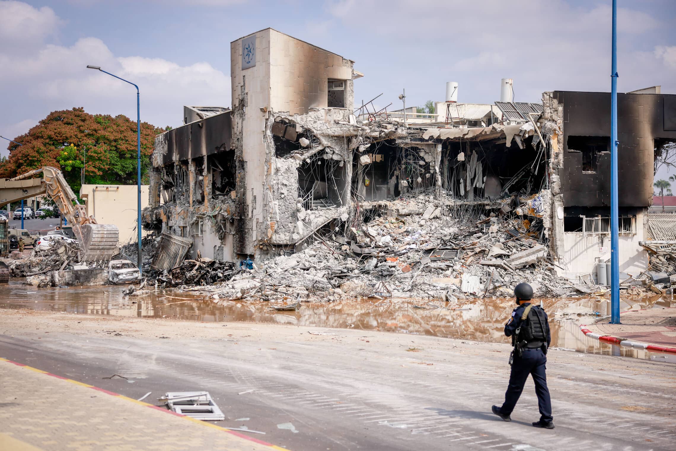 שאריות בניין המשטרה בשדרות שנותרו בבוקר שאחרי הקרב עם מחבלי חמאס שהשתלטו על המבנה ב-7 באוקטובר 2023 (צילום: חיים גולדברג/פלאש90)