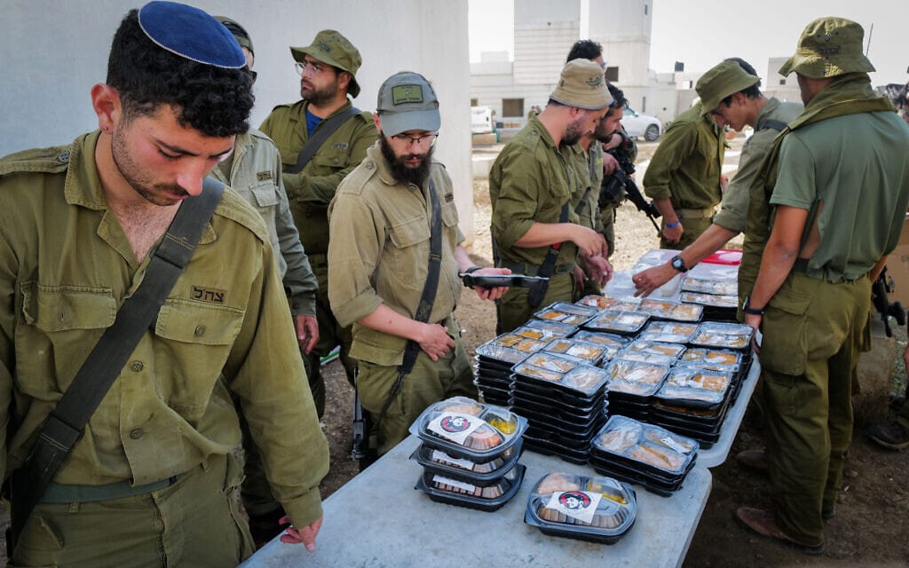 חיילי צה&quot;ל ברמת הגולן מקבלים מנות אוכל ממסעדות ואזרחים, 24 באוקטובר 2023 (צילום: מיכאל גלעדי/פלאש90)