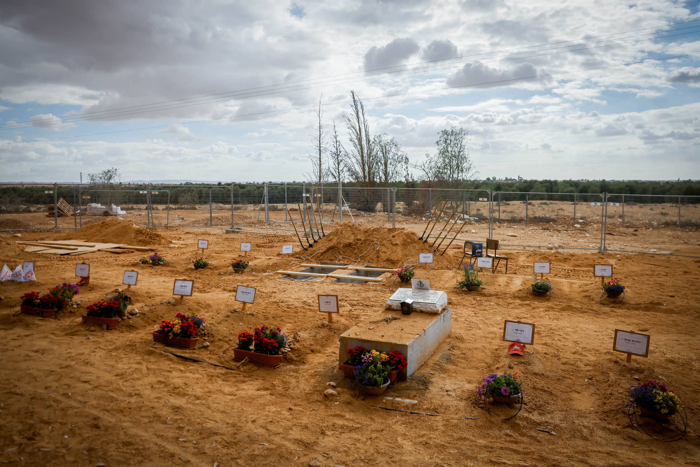 קברים של תושבי קיבוץ בארי שנרצחו בידי מחבלי חמאס ב־7 באוקטובר, בקיבוץ רביבים, 15 בנובמבר 2023 (צילום: חיים גולדברג/פלאש90)