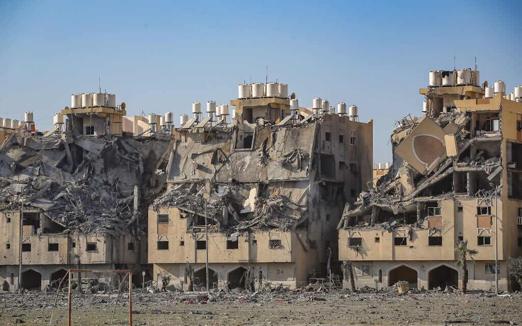 בניינים הרוסים אחרי הפצצת צה"ל בחאן יונס, 2 בדצמבר 2023 (צילום: Atia Mohammed/Flash90)