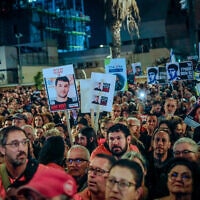 מפגינים מוחים בתל אביב בקריאה לשחרור החטופים המוחזקים ברצועת עזה, 2 בדצמבר 2023