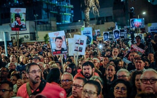 מפגינים מוחים בתל אביב בקריאה לשחרור החטופים המוחזקים ברצועת עזה, 2 בדצמבר 2023 (צילום: מרים אלסטר/פלאש90)