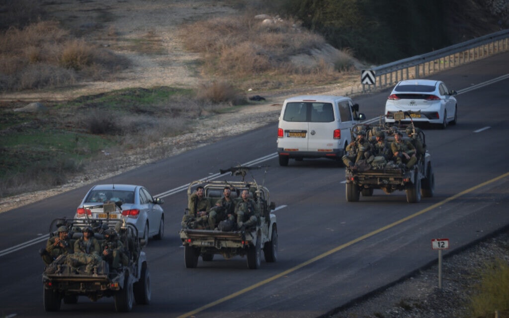 .חיילי צה"ל בכביש סמוך לגבול ישראל-עזה, 4 בדצמבר 2023 (צילום: חיים גולדברג/פלאש90)