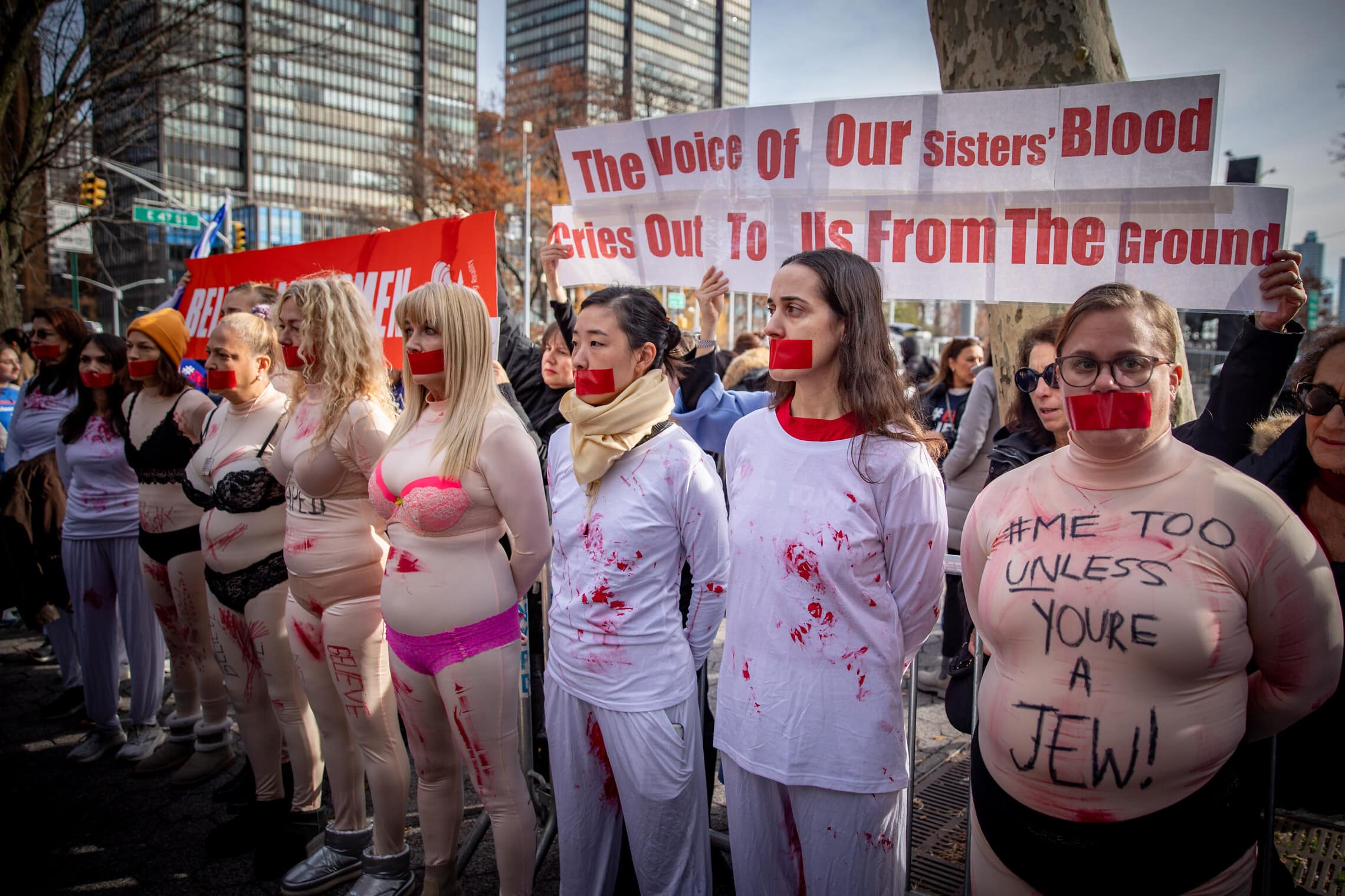 הפגנת נשים ב-4 בדצמבר 2023 מחוץ לבניין האו&quot;ם בניו יורק במחאה על שתיקת המוסדות הבינלאומיים על מעשי האונס והפגיעות המיניות של חמאס ב-7 באוקטובר (צילום: יעקב בנימין/פלאש90)