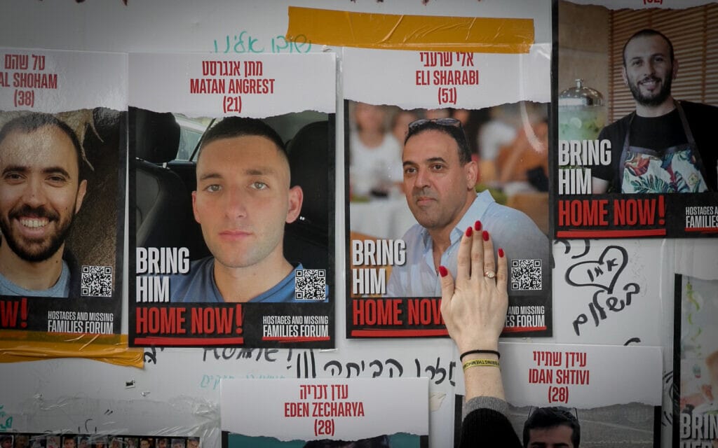 פוסטרים של חטופים ישראלים המוחזקים בעזה תלויים מול משרד הביטחון בתל אביב, 6 בדצמבר 2023 (צילום: מרים אלסטר/פלאש90)