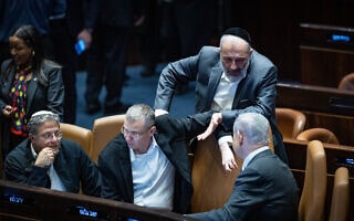 יו"ר ש"ס אריה דרעי עם ראש הממשלה בנימין נתניהו, שר משפטים יריב לוין והשר לביטחון לאומי איתמר בן גביר במליאת הכנסת בעת ההצבעה על שינוי תקציב 2023 בקריאה ראשונה, 6 בדצמבר 2023 (צילום: יונתן זינדל/פלאש90) יו"ר ש"ס אריה דרעי עם ראש הממשלה בנימין נתניהו, שר משפטים יריב לוין והשר לביטחון לאומי איתמר בן גביר במליאת הכנסת בעת ההצבעה על שינוי תקציב 2023 בקריאה ראשונה, 6 בדצמבר 2023 (צילום: יונתן זינדל/פלאש90)