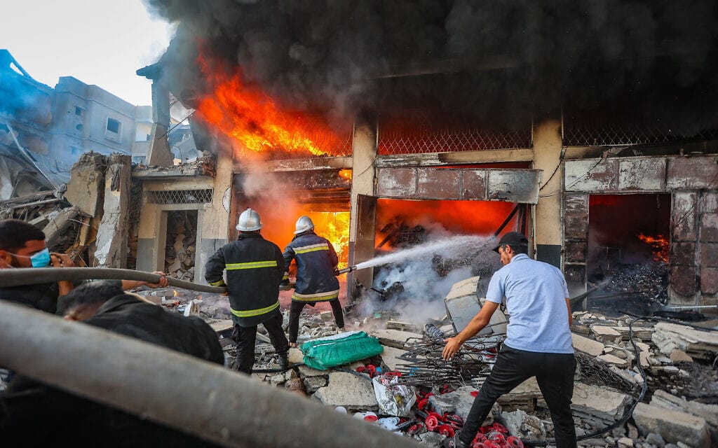 כבאים מכבים שרפה שפרצה בעקבות התקפה ישראלית בחאן יונס, 9 בדצמבר 2023 (צילום: Atia Mohammed/Flash90)