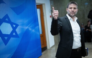 שר האוצר בצלאל סמוטריץ' מגיע לישיבת הקבינט, 10 בדצמבר 2023 (צילום: יונתן זינדל/פלאש90) שר האוצר בצלאל סמוטריץ' מגיע לישיבת הקבינט, 10 בדצמבר 2023 (צילום: יונתן זינדל/פלאש90)