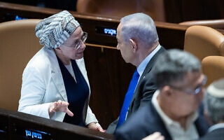 ראש הממשלה בנימין נתניהו משוחח עם השרה אורית סטרוק לפני ההצבעה על תקציב 2023 המעודכן, 14 בדצמבר 2023 (צילום: יונתן זינדל/פלאש90) ראש הממשלה בנימין נתניהו משוחח עם השרה אורית סטרוק לפני ההצבעה על תקציב 2023 המעודכן, 14 בדצמבר 2023 (צילום: יונתן זינדל/פלאש90)