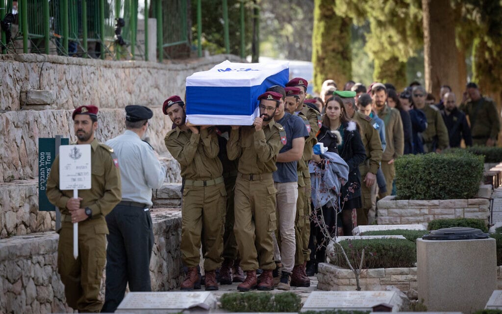 חיילים וקרובים נושאים את ארונו של רס&quot;ל (במיל&#039;) מעוז פניגשטיין בהלוויתו בהר הרצל. 20 בדצמבר 2023 (צילום: חיים גולדברג/פלאש90)