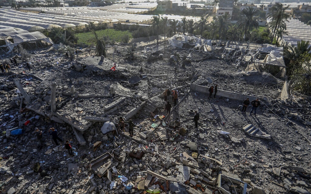 פלסטינים בהריסות ברפיח לאחר תקיפת חיל האוויר הישראלי. 22 בדצמבר 2023 (צילום: עבד רחים ח'טיב/פלאש90)
