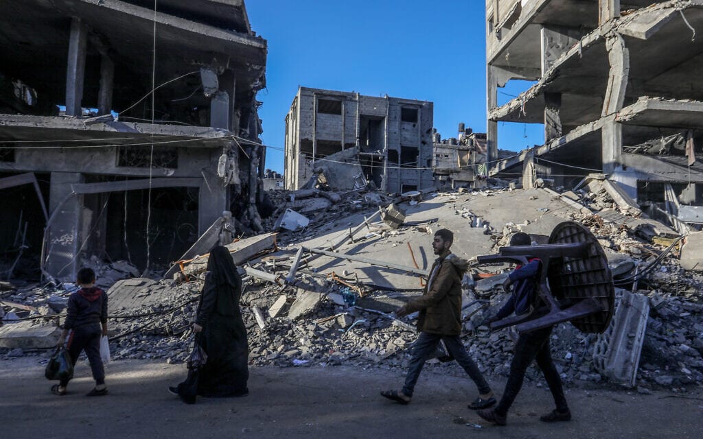 פלסטינין באזוקר שהופצץ בחאן יונס בדרום רצועת עזה. 26 בדצמבר 2023 (צילום: עבד רחים כתיב/פלאש90)