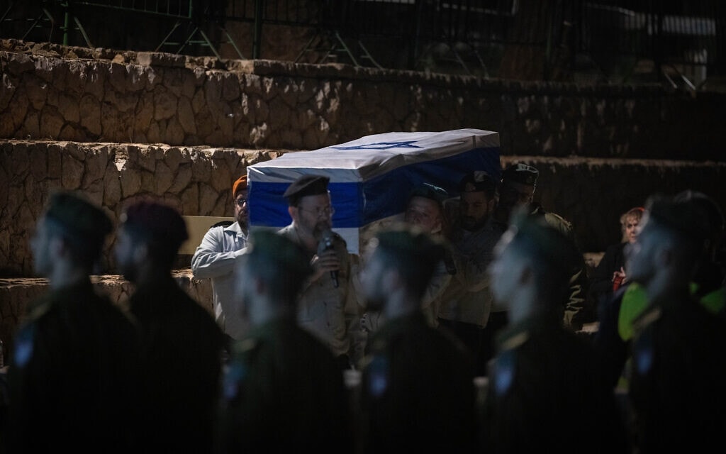 רב-סמל ראשון מאור לביא, שנהרג בקרב ברצועת עזה, מובא לקבורה בהר הרצל בירושלים, 26 בדצמבר 2023 (צילום: חיים גולדברג/פלאש90)