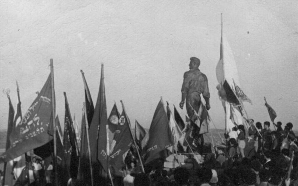 חשיפת פסל מרדכי אנילביץ ביד מרדכי, 1951 (צילום: ויקיפדיה)
