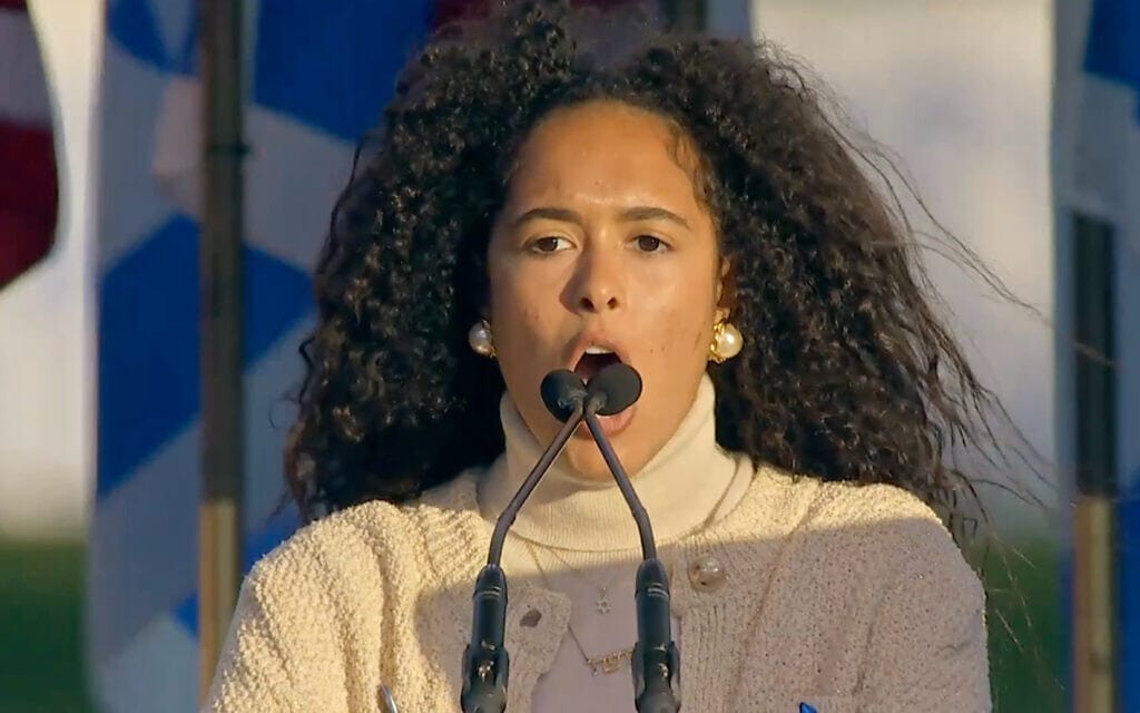 נועה פיי, סטודנטית במכללת ברנרד, נואמת בצעדה למען ישראל בוושינגטון הבירה, 14 בנובמבר 2023 (צילום: באדיבות המצולמת)