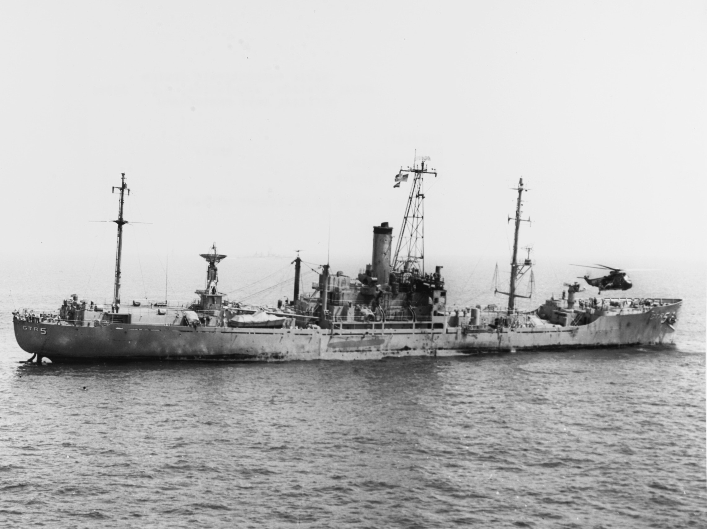 ספינת ה"ליברטי", יום לאחר התקיפה הישראלית, 9 ביוני 1967 (צילום: צי ארה"ב, ויקיפדיה)