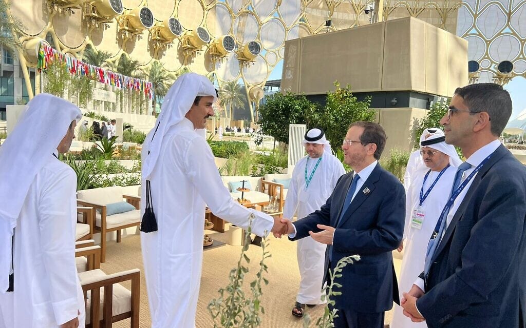 נשיא המדינה יצחק הרצוג ואמיר קטאר תמים בן חמד אאל־תאני בוועידת האקלים בדובאי, 1 בדצמבר 2023