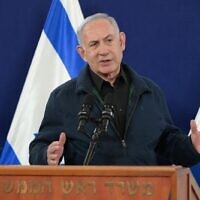 ראש הממשלה בנימין נתניהו במסיבת עיתונאים בקריה בתל אביב, 2 בדצמבר 2023 (צילום: עמוס בן גרשום/לע"מ)