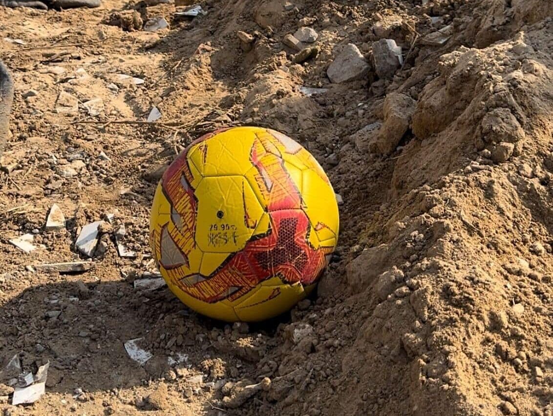 כדורגל בשכונת שג&#039;אעיה בעזה, 7 בדצמבר 2023 (צילום: אמיר בר-שלום)