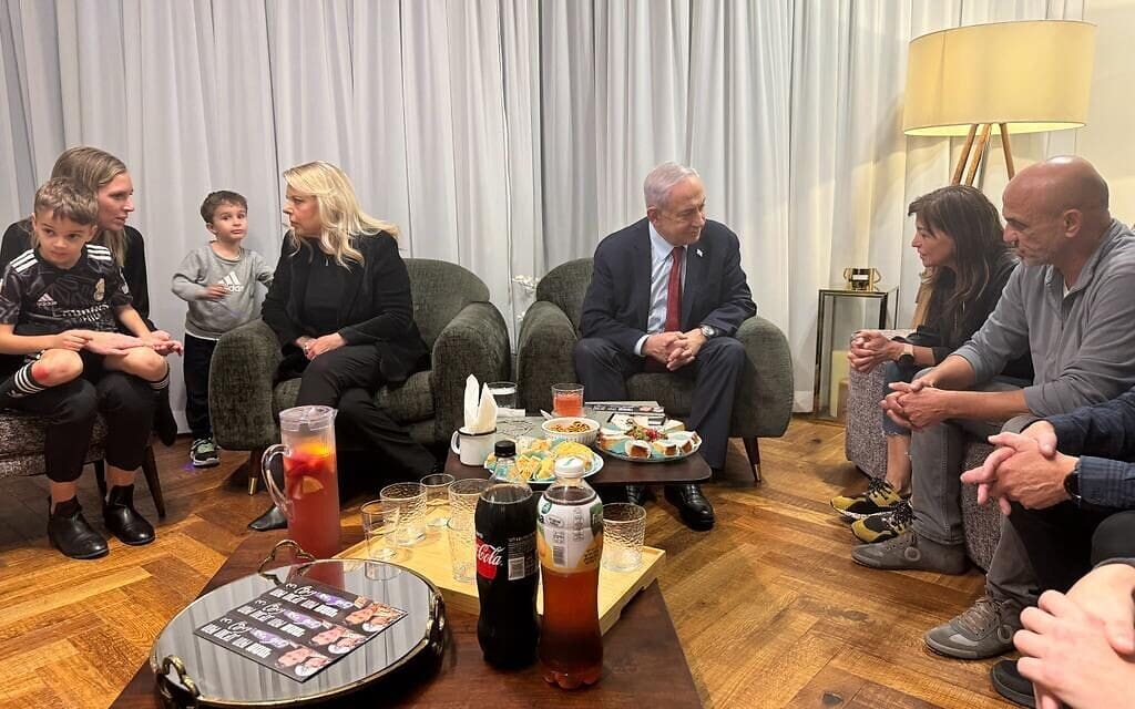 ראש הממשלה בנימין נתניהו ואשתו, שרה נתניהו, בביקור תנחומים אצל משפחתו של אסף חממי, 10 בדצמבר 2023 ראש הממשלה בנימין נתניהו ואשתו, שרה נתניהו, בביקור תנחומים אצל משפחתו של אסף חממי, 10 בדצמבר 2023