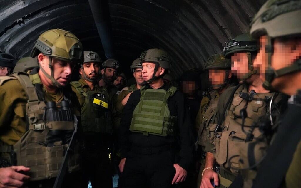 שר הביטחון יואב גלנט במנהרה בצפון רצועת עזה, סמוך למעבר ארז, דצמבר 2023 (צילום: אריאל חרמוני, משרד הביטחון) שר הביטחון יואב גלנט במנהרה בצפון רצועת עזה, סמוך למעבר ארז, דצמבר 2023 (צילום: אריאל חרמוני, משרד הביטחון)