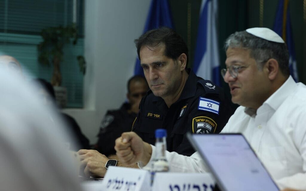 השר לביטחון לאומי איתמר בן גביר בדיון לצד מפקד מחוז דרום, ניצב אמיר כהן, 20 בדצמבר 2023 (צילום: דוברות המשטרה) השר לביטחון לאומי איתמר בן גביר בדיון לצד מפקד מחוז דרום, ניצב אמיר כהן, 20 בדצמבר 2023 (צילום: דוברות המשטרה)