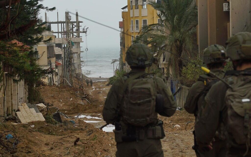 חיילי צה"ל על רקע הריסות באזור חוף הים בעזה. 2 בדצמבר 2023 (צילום: דובר צה״ל)