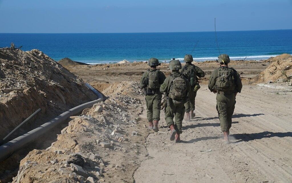 חיילי צה"ל צועדים לכיוון חוף הים בעזה. 2 בדצמבר 2023 (צילום: דובר צה״ל)