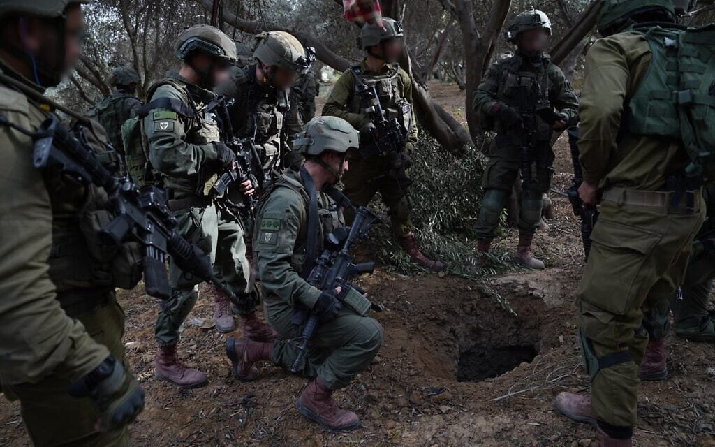 חיילי צה"ל ליד פיר מנהרה ברצועת עזה, 4 דצמבר 2023 (צילום: דובר צה"ל)