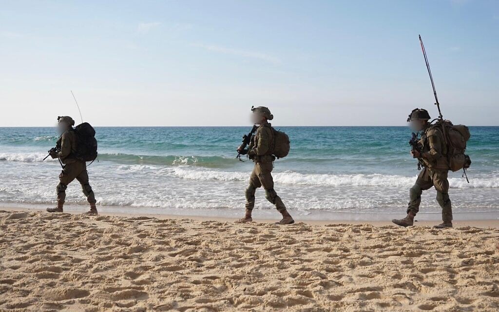 חיילי צה&quot;ל על חוף הים ברצועת עזה, 5 בדצמבר 2023 (צילום: דובר צה&quot;ל)
