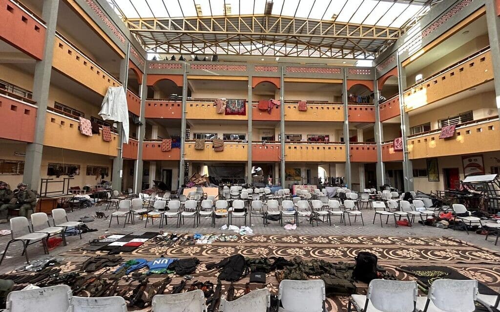 מאות כלי נשק ואמצעי לחימה אותרו בבתי ספר בשכונת שייח' רדואן בעזה, 24 בדצמבר 2023 (צילום: דובר צה"ל)