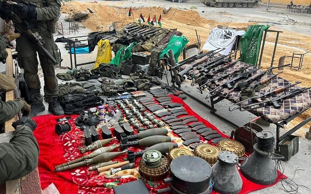 מאות כלי נשק ואמצעי לחימה אותרו בבתי ספר בשכונת שייח' רדואן בעזה, 24 בדצמבר 2023 (צילום: דובר צה"ל)