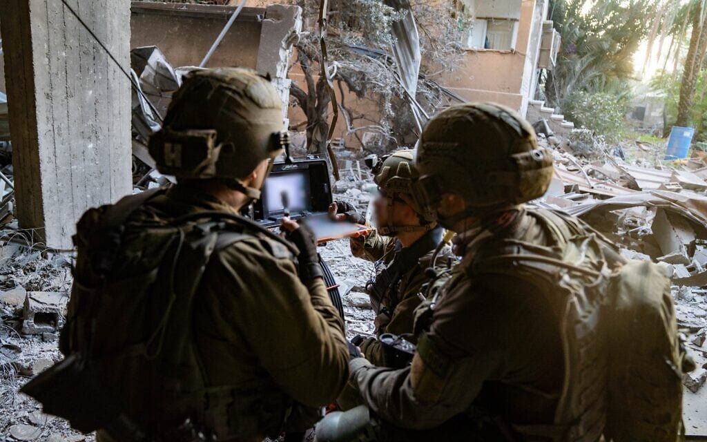 חיילי צה"ל בשכונת שייח' רדואן בעזה, 24 בדצמבר 2023 (צילום: דובר צה"ל)