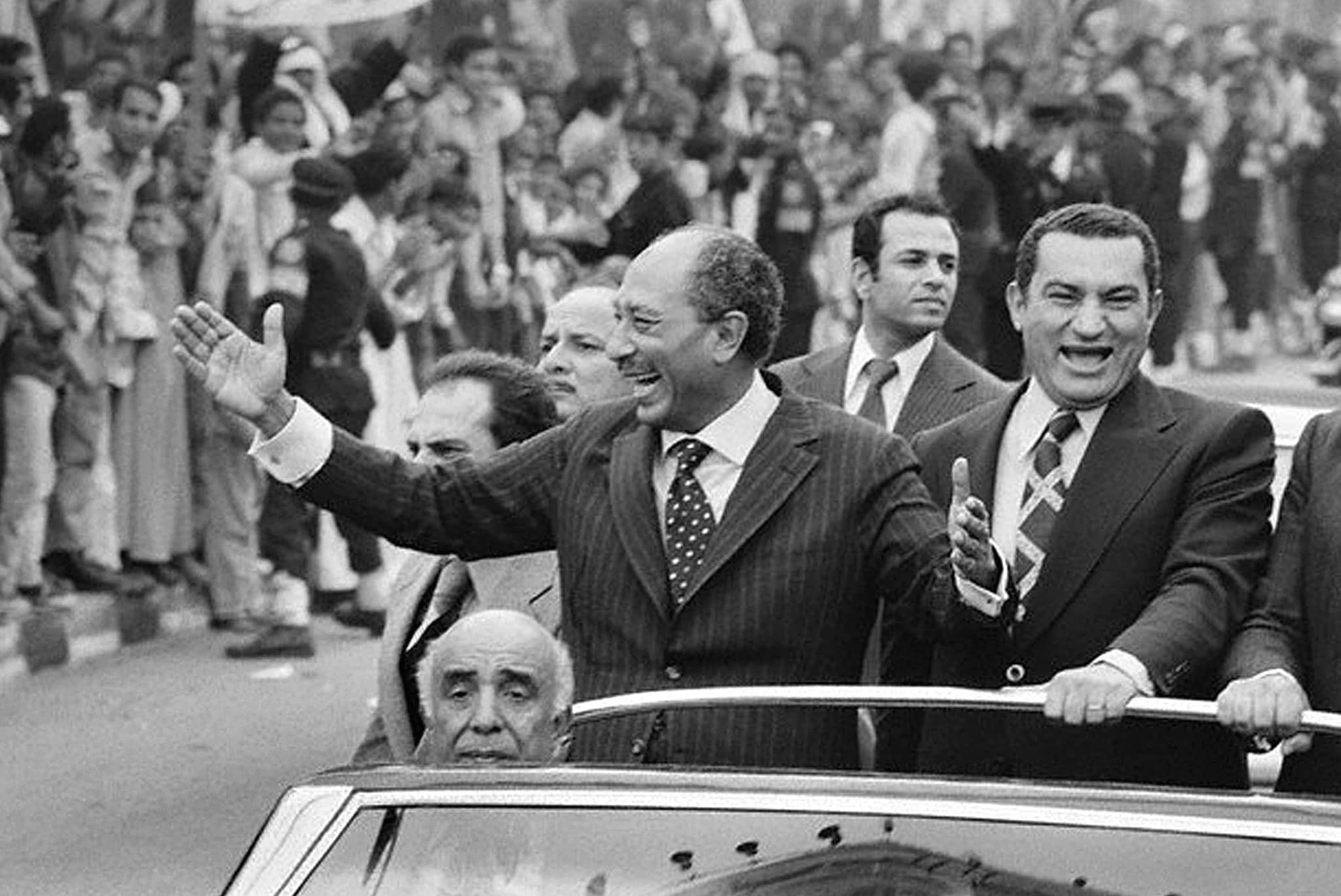 נשיא מצרים אנואר סאדאת מנופף לקהל המצרי לצד סגנו חוסני מובארכ, 6 באוקטובר 1981 (צילום: AFP PHOTO / AFP)