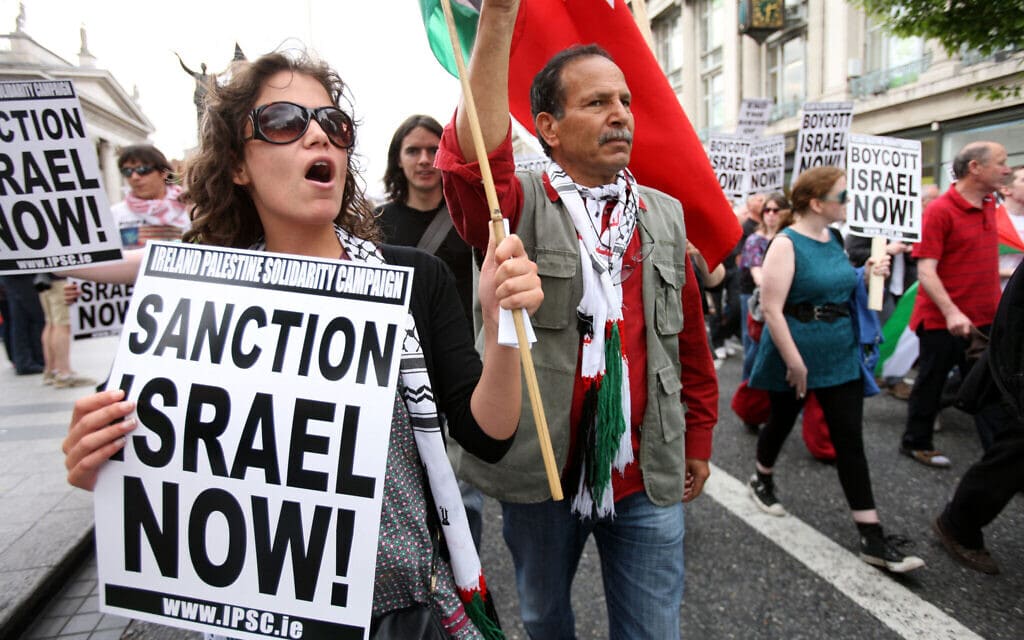 הפגנה נגד ישראל בדבלין בעקבות ההשתלטות הישראלית על המשט לעזה, 5 ביוני 2010 (צילום: PETER MUHLY / AFP)
