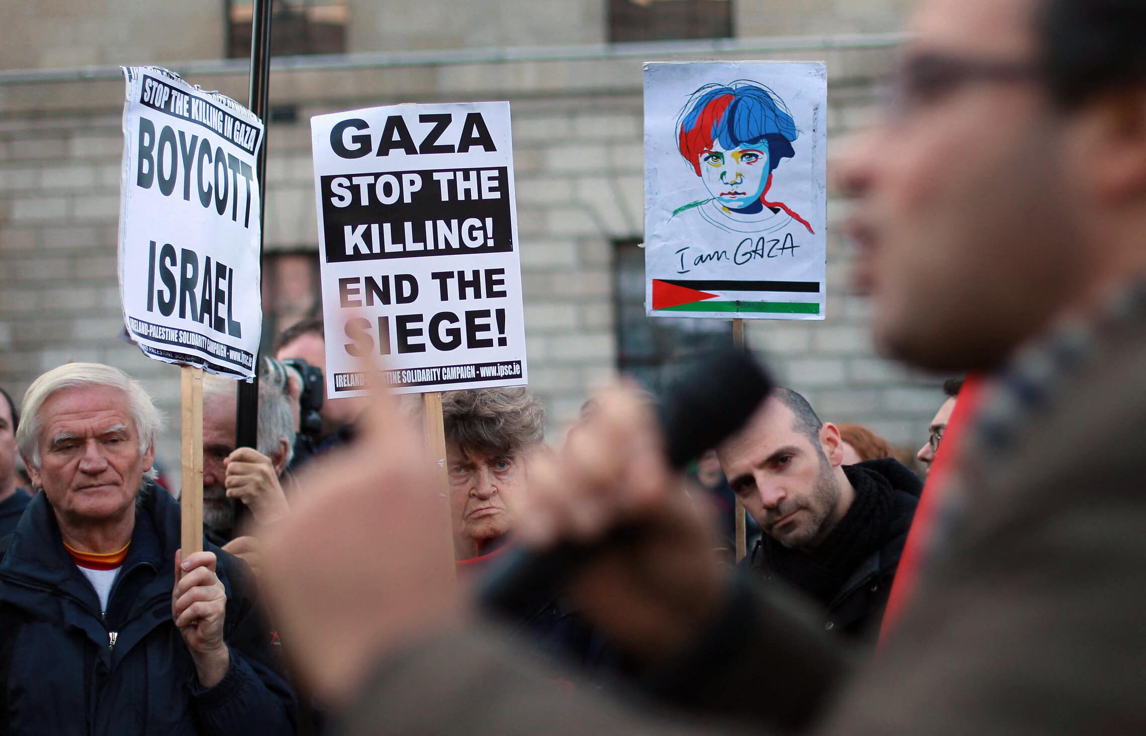 הפגנת סולידריות עם הפלסטינים באירלנד, 17 בנובמבר 2012 (צילום: PETER MUHLY / AFP)