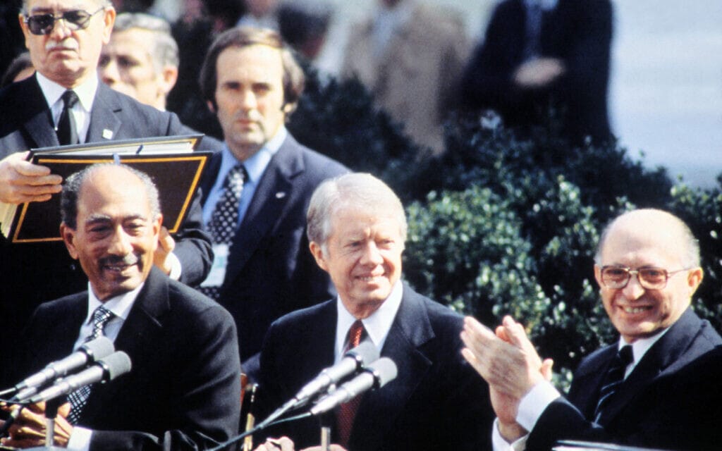 ראש ממשלת ישראל מנחם בגין לצד נשיא מצרים אנואר סאדאת ונשיא ארה&quot;ב ג&#039;ימי קרטר לפני החתימה על הסכם השלום עם מצרים, 26 במרץ 1979 (צילום: CONSOLIDATED NEWS / AFP)