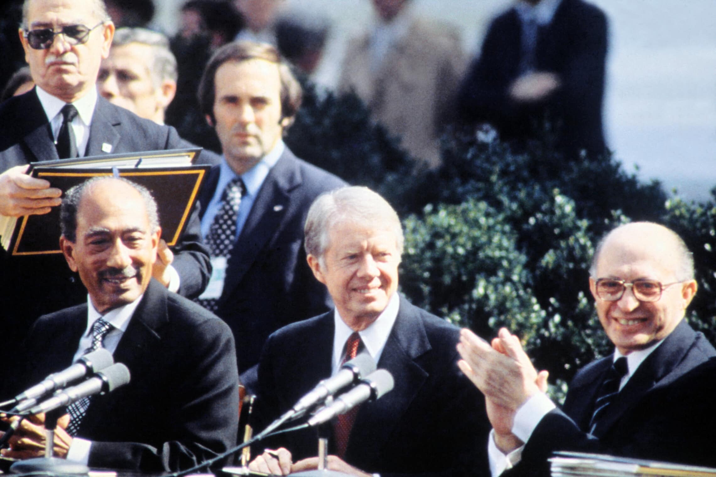ראש ממשלת ישראל מנחם בגין לצד נשיא מצרים אנואר סאדאת ונשיא ארה&quot;ב ג&#039;ימי קרטר לפני החתימה על הסכם השלום עם מצרים, 26 במרץ 1979 (צילום: CONSOLIDATED NEWS / AFP)