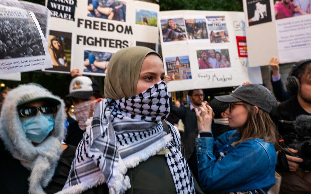 אילוסטרציה: סטודנטים פרו־פלסטינים באוניברסיטת קולומביה בניו יורק, 12 באוקטובר 2023 (צילום: Spencer Platt/Getty Images/AFP)
